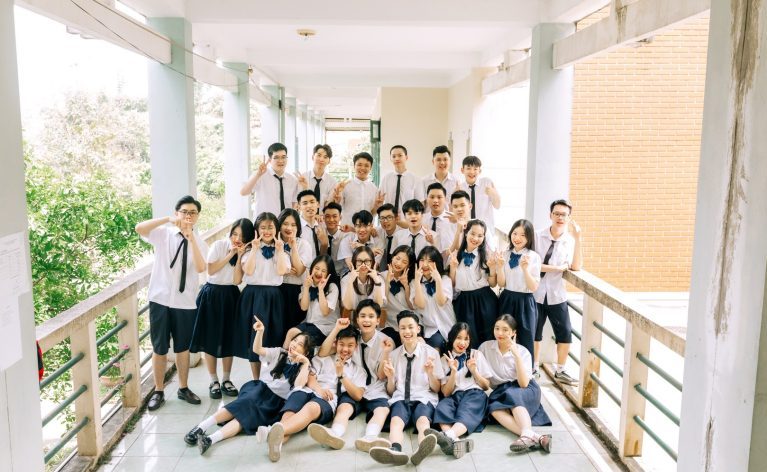Gợi ý cách tạo dáng chụp kỷ yếu 