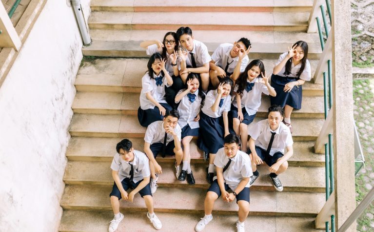 Tạo dáng chụp ảnh kỷ yếu cho nhóm bạn